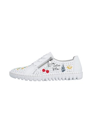 Chaussure blanche décontractée avec fermeture éclair, détails perforés et imprimés colorés sur le thème de l'été, comprenant des cerises, du citron et un voilier.