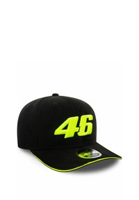 Schwarze Baseballmütze mit einem gestickten neongrünen "46" auf der Vorderseite und einem kontrastierenden neongrünen Rand um den Schirm.