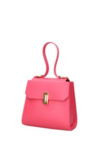 Roze synthetische handtas met een gestructureerd ontwerp, gouden hardware sluiting en een hengsel aan de bovenkant. Heeft een gladde textuur en strakke lijnen.