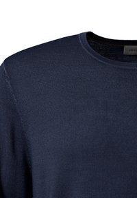 Marineblauer Pullover mit gerippter Textur und klassischem Rundhalsausschnitt. Der Stoff wirkt weich und leicht mit minimalen Nähten.