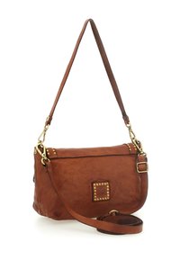 Borsa a tracolla in pelle marrone con dettagli in metallo color oro, borchie decorative e finitura testurizzata. Tracolla regolabile e chiusura con cerniera.