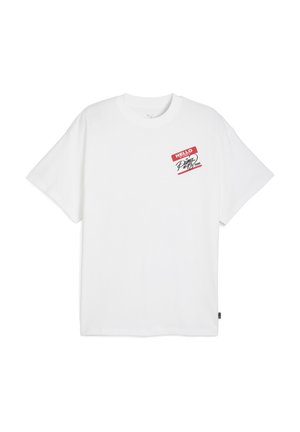 T-shirt blanc à manches courtes avec un graphique de tag de nom rouge "Hello", avec du texte stylisé et un logo sur la zone gauche de la poitrine.