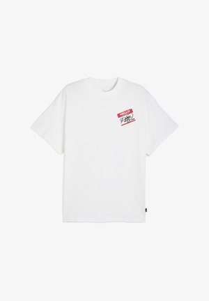 Hvid kortærmet t-shirt med et rødt "Hello" navneskilt grafisk design, med stiliseret tekst og logo på venstre brystområde.
