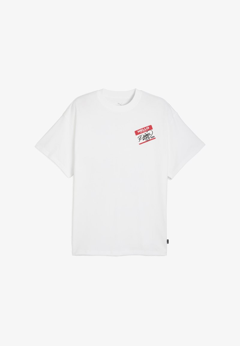 Camiseta de manga corta blanca con un gráfico de etiqueta de nombre rojo "Hola", con texto estilizado y logotipo en la parte izquierda del pecho.