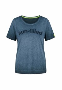 T-shirt bleu à manches courtes avec col rond, texte texturé « rempli de soleil » sur la poitrine et petite étiquette jaune sur la manche gauche.