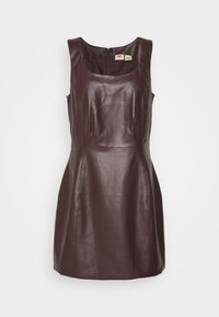 Robe en cuir bordeaux avec un design sans manches, un col rond et un corsage ajusté. Elle possède une fermeture éclair à l'arrière et une texture lisse et brillante.