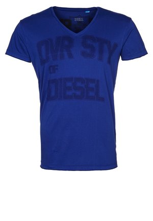 Blaues Herren V-Neck T-Shirt mit dunklem geprägtem Text "DVR STY OF DIESEL" auf der Vorderseite.
