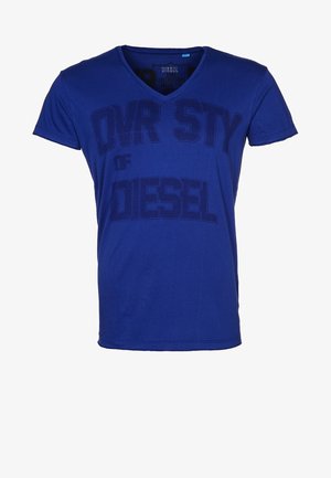 Niebieska męska koszulka z dekoltem w serek z ciemnym wypukłym napisem "DVR STY OF DIESEL" z przodu.