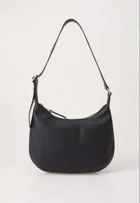 Mala de ombro em couro preto com forma curvada, alça ajustável, fecho superior com zíper e marcação subtil em relevo na frente.