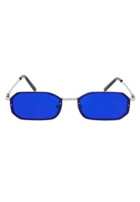 Occhiali da sole rettangolari con una leggera tonalità blu e montatura metallica. Presentano una forma ottagonale e dettagli in gomma nera sulle stanghette.