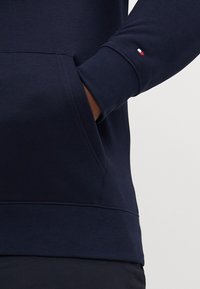 Tommy Hilfiger GLOBAL STRIPE WREATH HOODY - Hoodie - desert sky