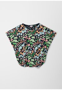 Katoenen top met een losse, oversized pasvorm, versierd met een vlinderwingprint in groen, roze en blauw tegen een marineblauwe achtergrond.