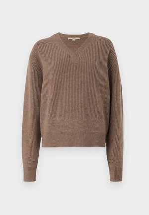 Brun strikket sweater med V-hals, langærmer og ribbet tekstur. Har et subtilt geometrisk mønster langs manchetterne og kantene.