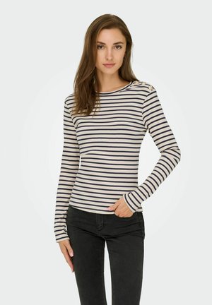 Langermige gestreepte top in roomkleur en marineblauw met een geribbelde textuur, voorzien van knoopdetails op de schouders en een ronde halslijn.
