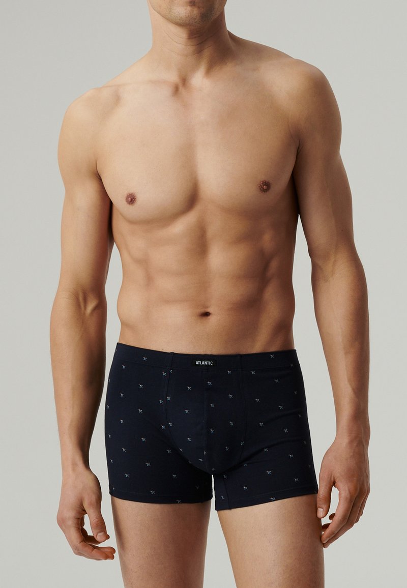 Granatowe szorty bokserskie wykonane z miękkiego materiału, z delikatnym nadrukowanym wzorem oraz wygodnym pasem, na którym znajduje się nazwa marki "ATLANTIC".