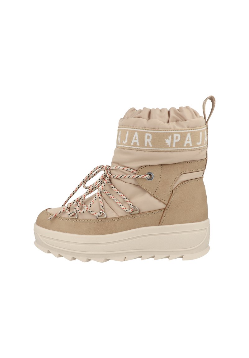 Beige hoge winterlaars met dikke zool, gewatteerde bovenkant, patroon veters en "PAJAR" merkname op de enkelriem.