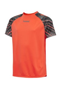 Camiseta deportiva naranja con cuello redondo, mangas cortas tipo raglán y un diseño en gris y negro en los hombros. Logo de la marca en el pecho.