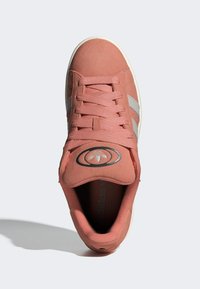 Sneaker in suede rosa con accenti in tessuto bianco, punta tonda, lacci piatti e dettagli con logo sulla linguetta. Superficie testurizzata e interni imbottiti.