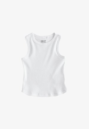 Balta riboto audinio be rankovių mažylių marškinėliai su apvalia iškirpte, vidinėje apykaklėje pažymėti „NEXT“, padėti plokščiai ant balto fono.