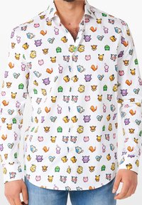 Camicia bianca a maniche lunghe con un motivo di personaggi cartoon pixelati colorati in varie tonalità, distribuiti uniformemente su tutta la stoffa.