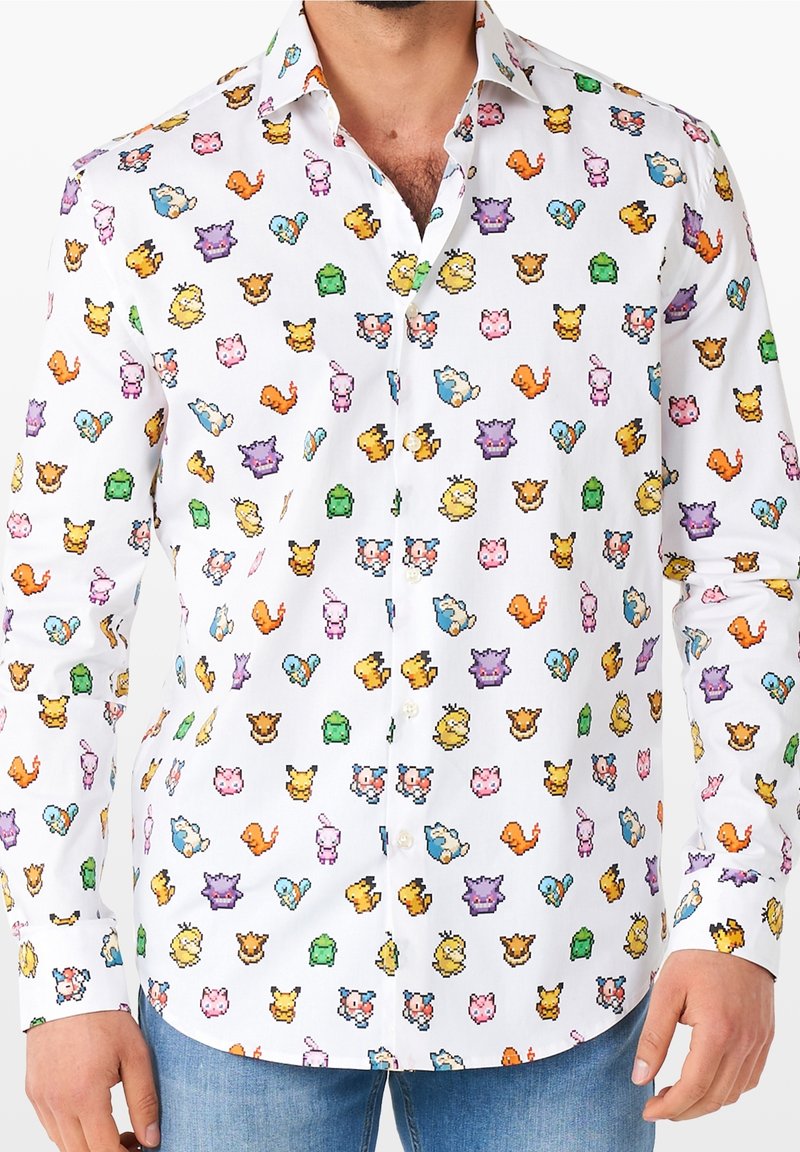 Camicia bianca a maniche lunghe con un motivo di personaggi cartoon pixelati colorati in varie tonalità, distribuiti uniformemente su tutta la stoffa.