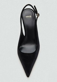 Pump slingback nera in suede con punta affusolata, dotata di un tacco sottile e un dettaglio con fibbia in oro sulla cinghia alla caviglia.