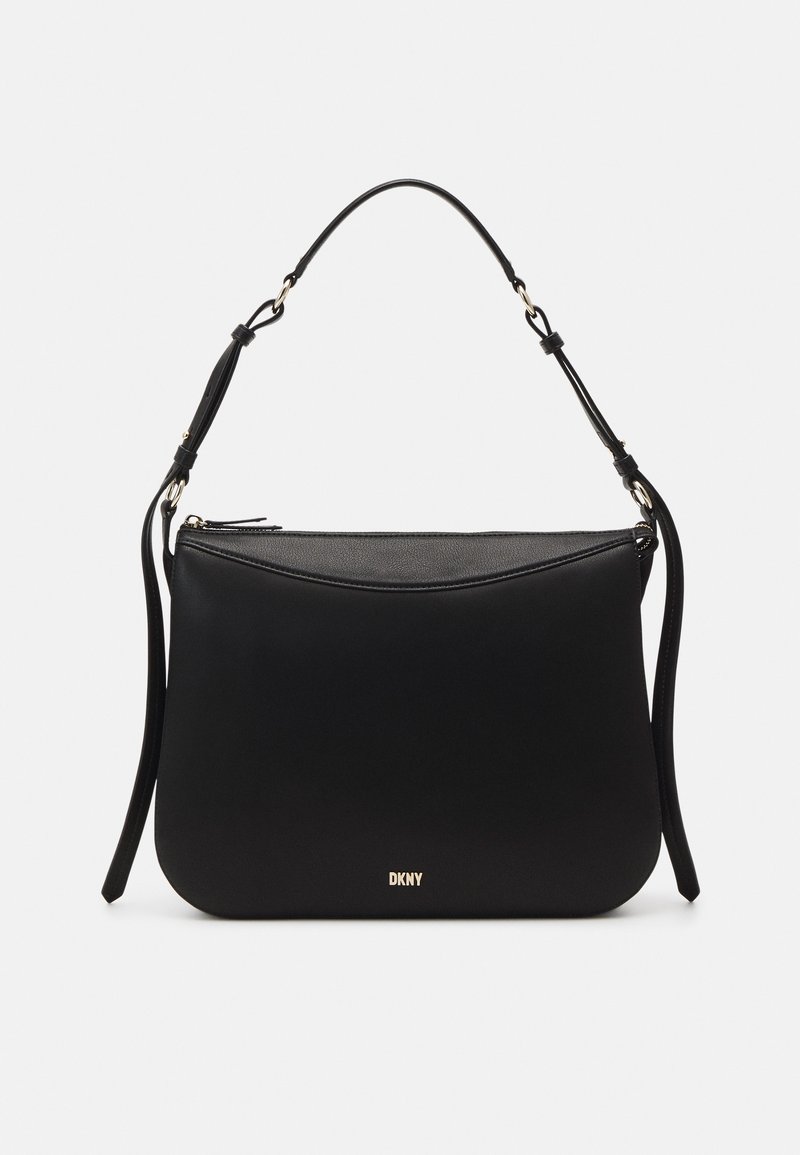 Sac à épaule en cuir noir DKNY avec sangle réglable et logo doré à l'avant sur fond blanc.