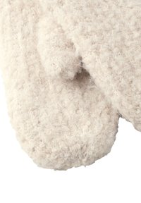 Hellbeige, flauschige Stoffslipper mit einer strukturierten, weichen Außenseite. Abgerundete Form mit einem hervorgehobenen Teil in der Nähe des Knöchels. Keine sichtbaren Beschläge.
