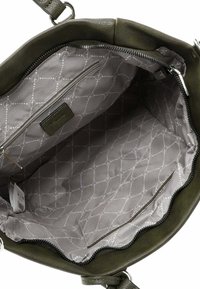 Borsa a tracolla in pelle verde oliva con bordo superiore increspato, dotata di un interno grigio a fantasia e una tasca con zip su un lato.