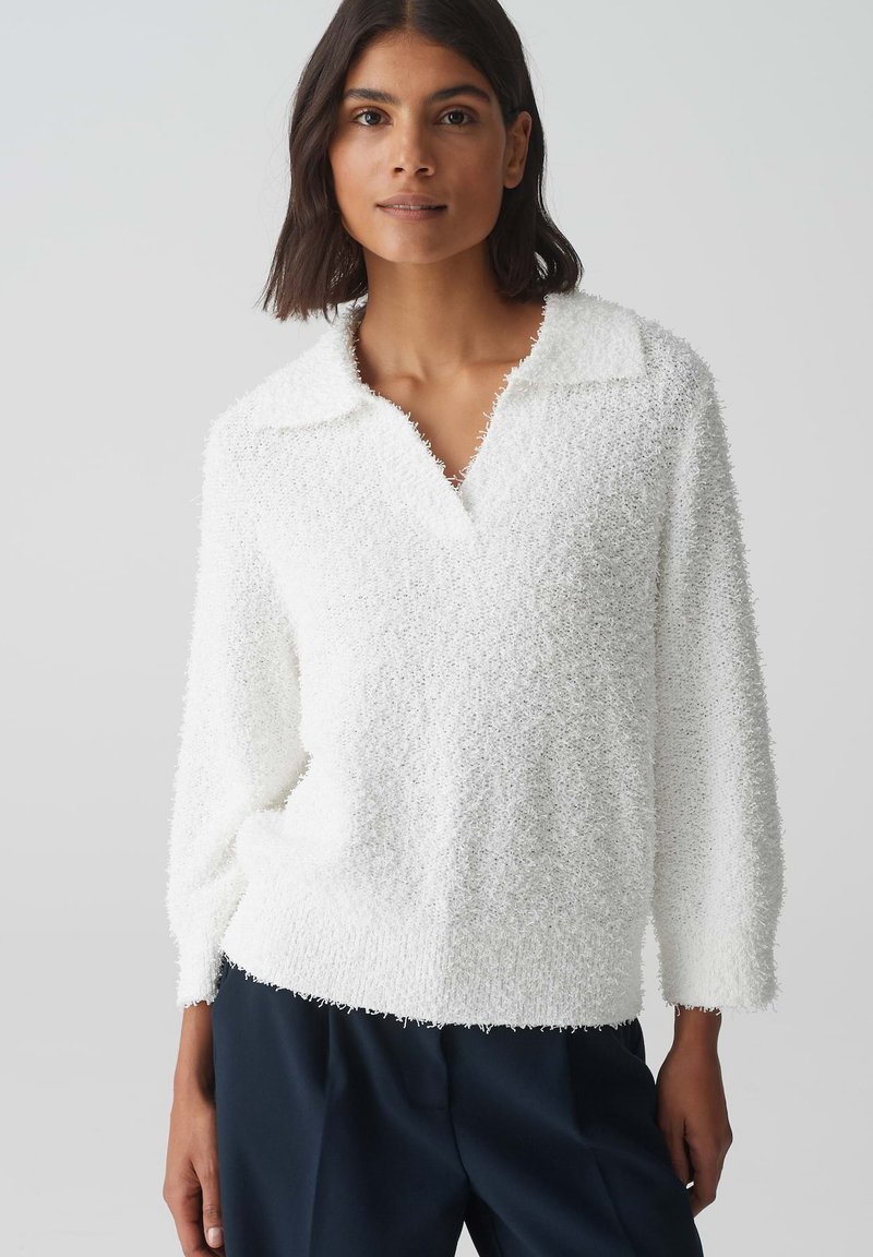 Pull en maille blanc texturé avec col, à manches longues et coupe décontractée. Matière douce et pelucheuse avec un ourlet légèrement court.