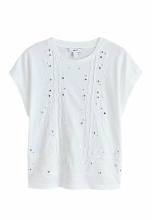 Top alb cu mâneci scurte și guler rotund, având modele brodate florale și decupaje pe partea din față, plus detalii subtile de textură.