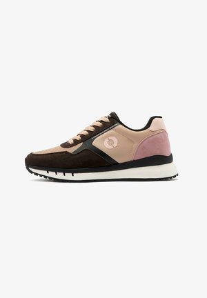 Wildleder- und Mesh-Sneaker in Braun, Pink und Beige. Mit einer klobigen weißen Sohle, Schnürung, rundem Logodetail und strukturierten Akzenten.