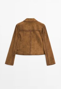 Giubbotto in suede marrone con maniche lunghe e colletto, mostrato di spalle su uno sfondo bianco uniforme.