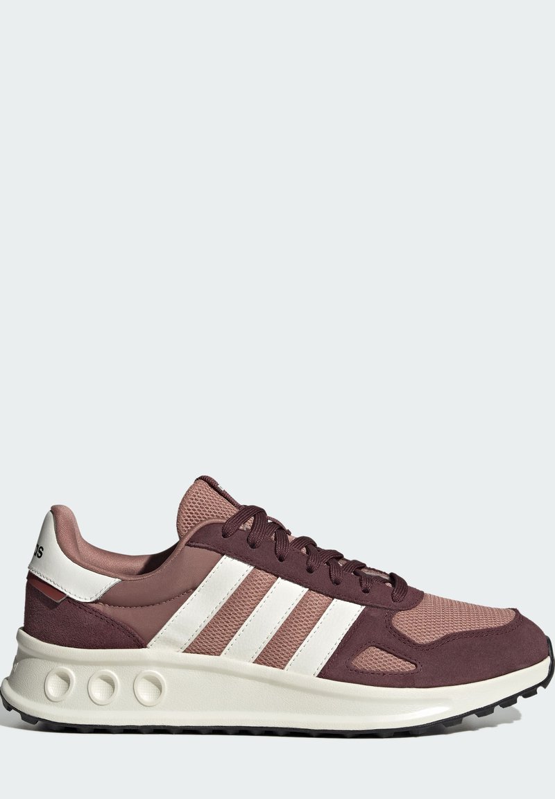Sportliche Schuhe mit einem Obermaterial aus Mesh und Wildleder in Mauve- und Bordeauxtönen. Sie verfügen über drei weiße Streifen und eine dicke Gummisohle mit abgerundeten Details.