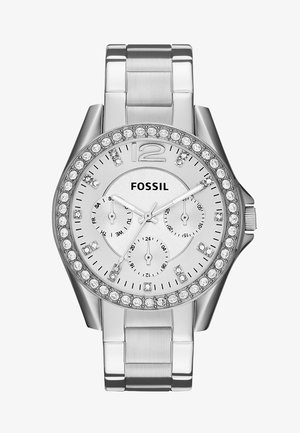 Montre fossil argentée avec un boîtier rond, un cadran en cristal incrusté, trois sous-cadrans et un bracelet en métal. Cadran argenté texturé avec des index horaires.