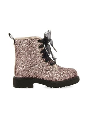 Stivaletto rosa glitterato con lacci neri in raso, zip argentata e colletto imbottito. Presenta una suola in gomma spessa e una superficie texturizzata.