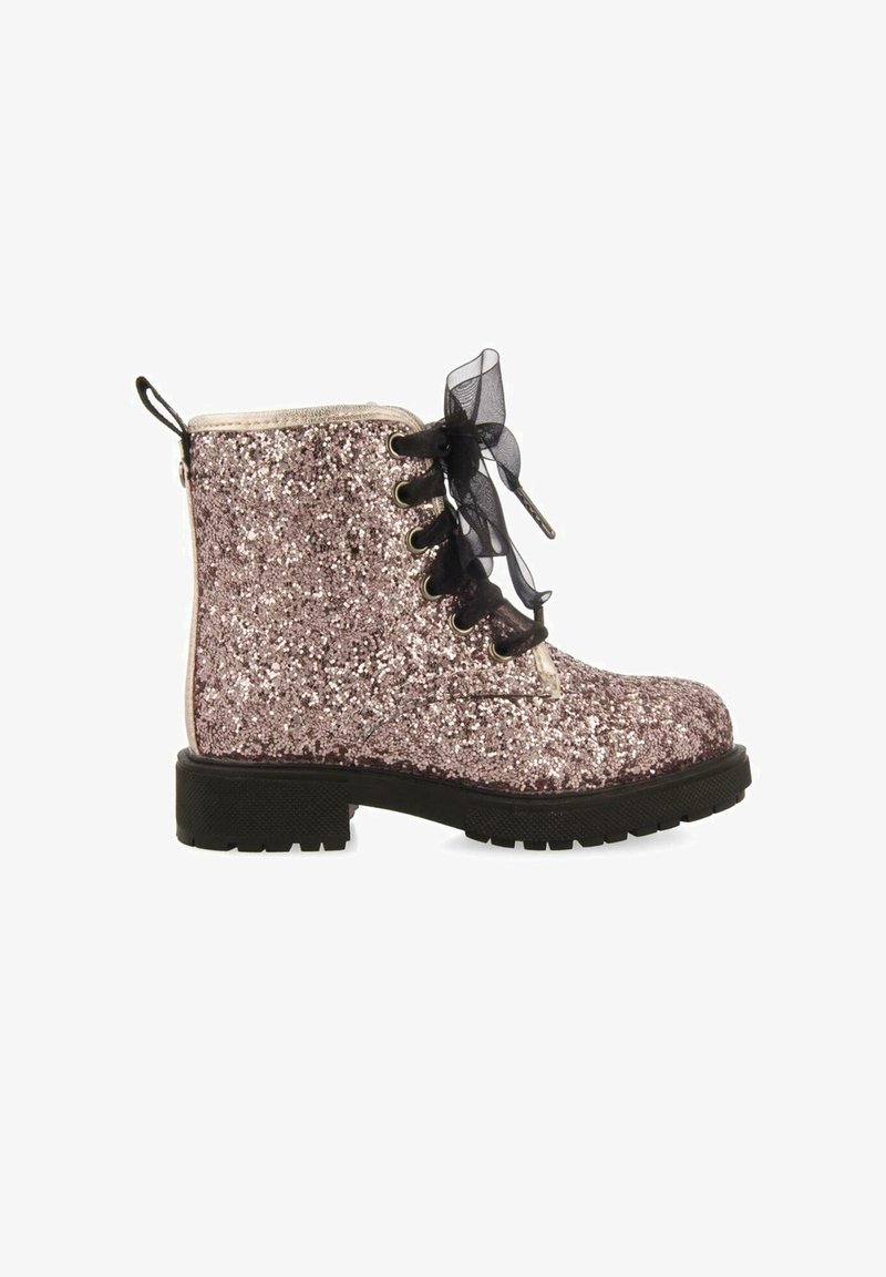 Stivaletto rosa glitterato con lacci neri in raso, zip argentata e colletto imbottito. Presenta una suola in gomma spessa e una superficie texturizzata.