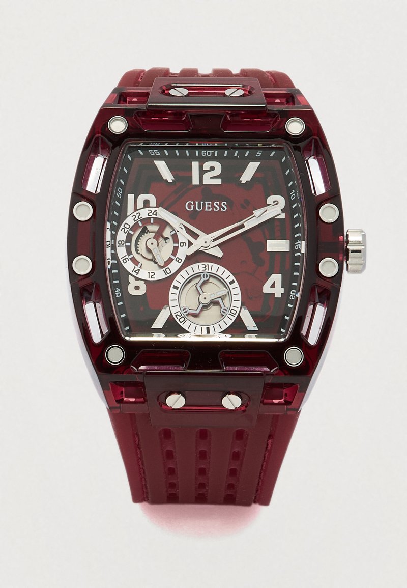 Rødt akryl ur med kvadratisk urskive, tre underinddelinger og sølvfarvede hardwaredetaljer. Textureret rem forbedrer greb og komfort.