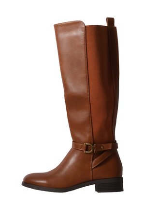 Botte en cuir marron montant jusqu’au genou, talon bas, panneau élastique latéral et bride décorative avec boucle en laiton.