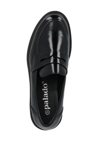 Mocassins en cuir verni noir avec une finition lisse, dotés d'une sangle décorative à l'avant et d'une semelle intérieure rembourrée. Modèle en exposition.