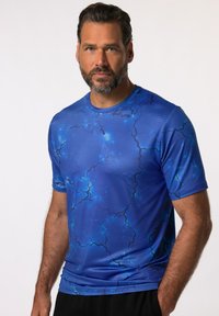 Modrá košile s krátkým rukávem a vzorem blesků. Vyrobena z hladkého, lehkého materiálu, s kulatým výstřihem a texturovaným povrchem.