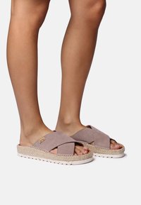 Suede snörsandaler med korsade remmar i ljus taupe, med en vävd jutesula och en strukturerad yta, som erbjuder en avslappnad slip-on design.