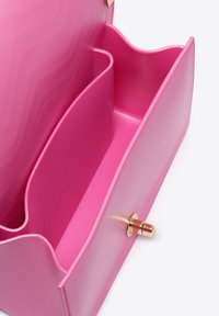 Borsa a mano rosa brillante con un interno diviso in tre scomparti, dotata di una chiusura con clasp dorato.