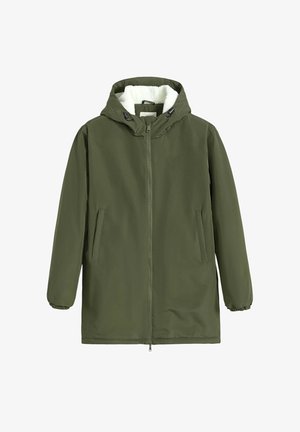 Parka vert olive avec une fermeture éclair, des poignets élastiques et une capuche doublée de fausse fourrure blanche. Dispose de deux poches latérales.