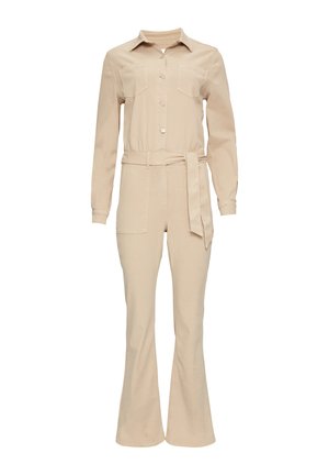 Beige jumpsuit van katoen, met een knoopsluiting aan de voorkant, lange mouwen, een ceintuur in de taille, twee borstzakken en uitlopende benen.