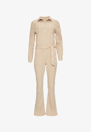Beige jumpsuit van katoen, met een knoopsluiting aan de voorkant, lange mouwen, een ceintuur in de taille, twee borstzakken en uitlopende benen.