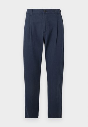 Marineblauwe, op maat gemaakte herensbroek met knopen aan de voorkant, lussen voor een riem en rechte pijpen, afgebeeld op een witte achtergrond.