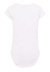 Weißes T-Shirt mit kurzen Ärmeln, rundem Ausschnitt und etwas längerem Rückensaum; gefertigt aus einem leichten, glatten Stoff.