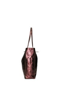 Borsa a tote marrone metallico con finitura testurizzata, doppi manici e cuciture chiare a contrasto lungo i bordi.