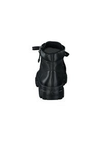 Stivaletto in pelle nera con suola spessa, chiusura con cerniera e retro testurizzato. Presenta un anello per una facile calzata e un design minimalista.